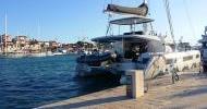 Lagoon 50 za rivom u Trogiru, Hrvatska