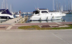 Motoryachten im Jachthafen Zadar, Kroatien