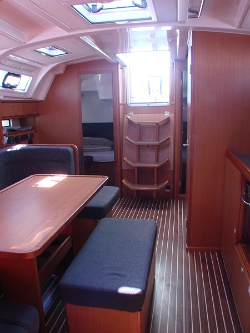 Bavaria 41 Cruiser salon table