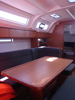 Table in salon - Bavaria 41 Cruiser