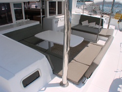 Katamaran Lagoon 450: Großzügiges Cockpit – Ein Platz zum Relaxen