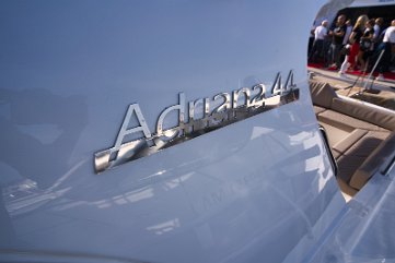 Adriana 44 Signatur Detail des Logos am Rumpf, ein Symbol für Seetüchtigkeit und Komfort.