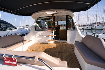 Nahtlose Verbindung Breite Glastüren verbinden das Cockpit direkt mit dem inneren Salon.