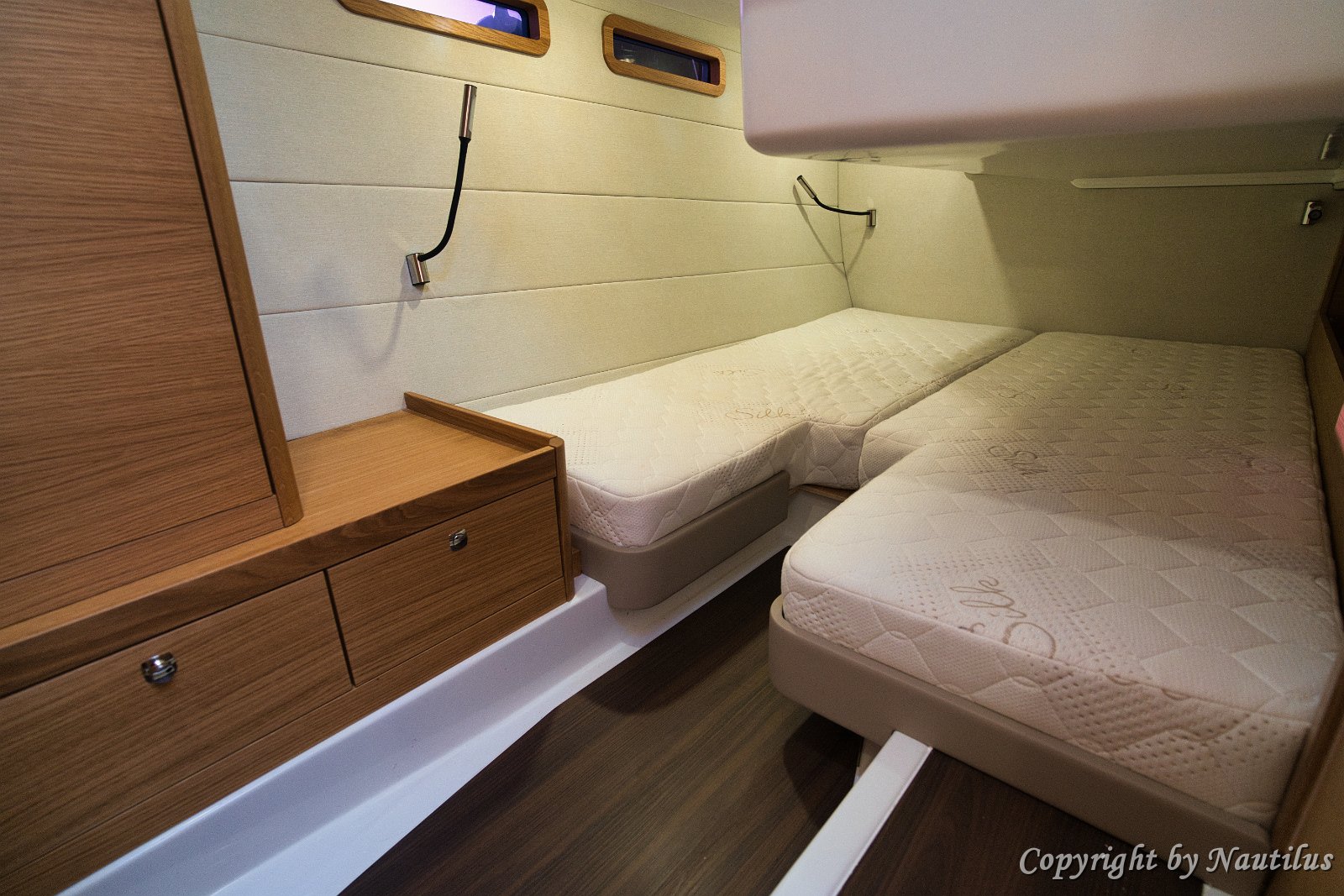 Gästekabine mit zwei Betten Steuerbord-Gästekabine mit zwei Einzelbetten, ideal für Kinder oder Freunde.