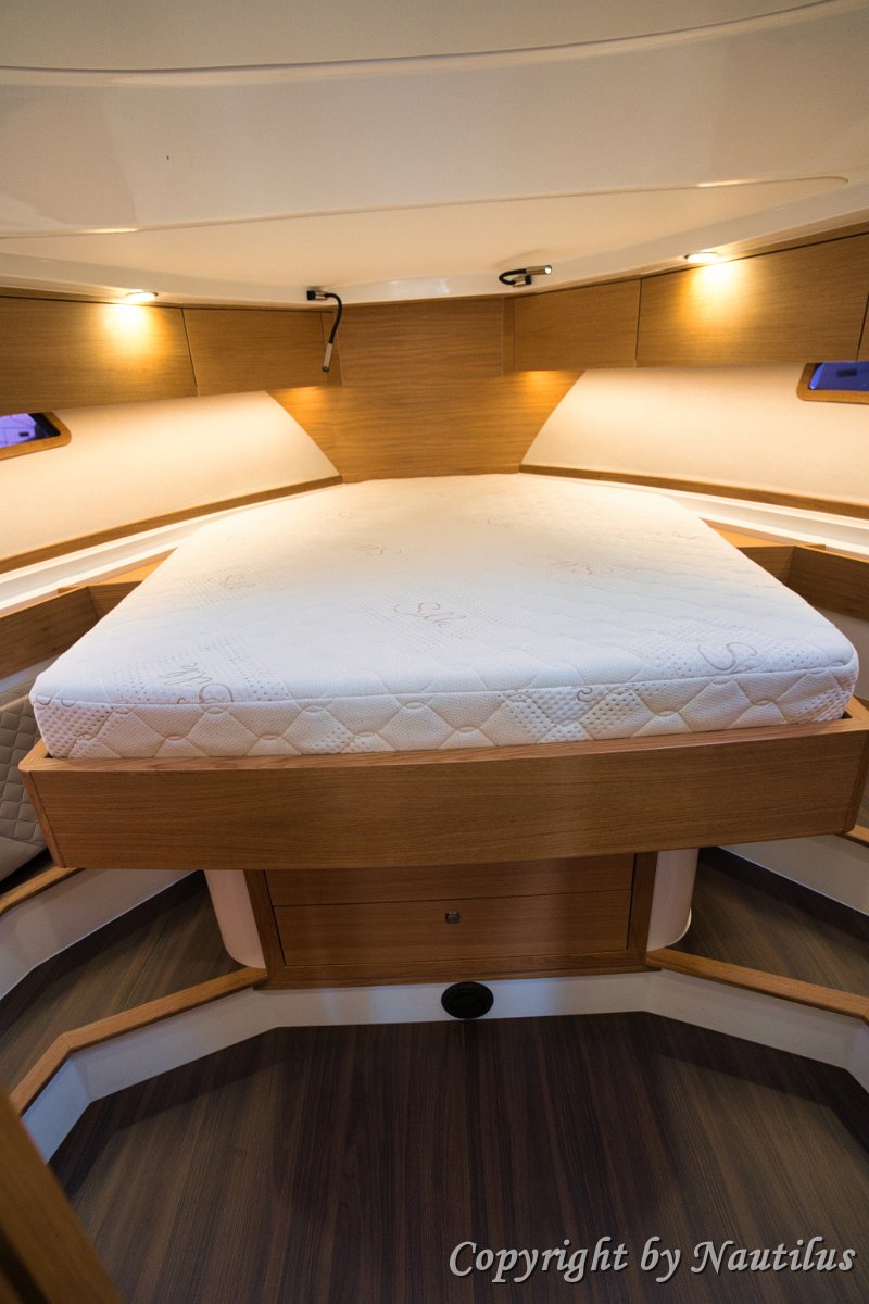 Ambiente der Master-Suite Elegante Tischlerarbeiten und bequeme Betten in der Hauptkabine der 'Baby Blue'.