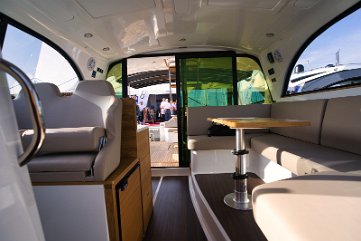 Heller Salon & Cockpit-Zugang Große Glastüren verbinden das Cockpit direkt mit dem gemütlichen Salon der 'Baby Blue'.