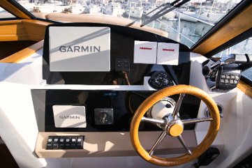 Kommandozentrale des Kapitäns Garmin-Elektronik und präzise Steuerungen am Innensteuerstand der Adriana 44 Fly.