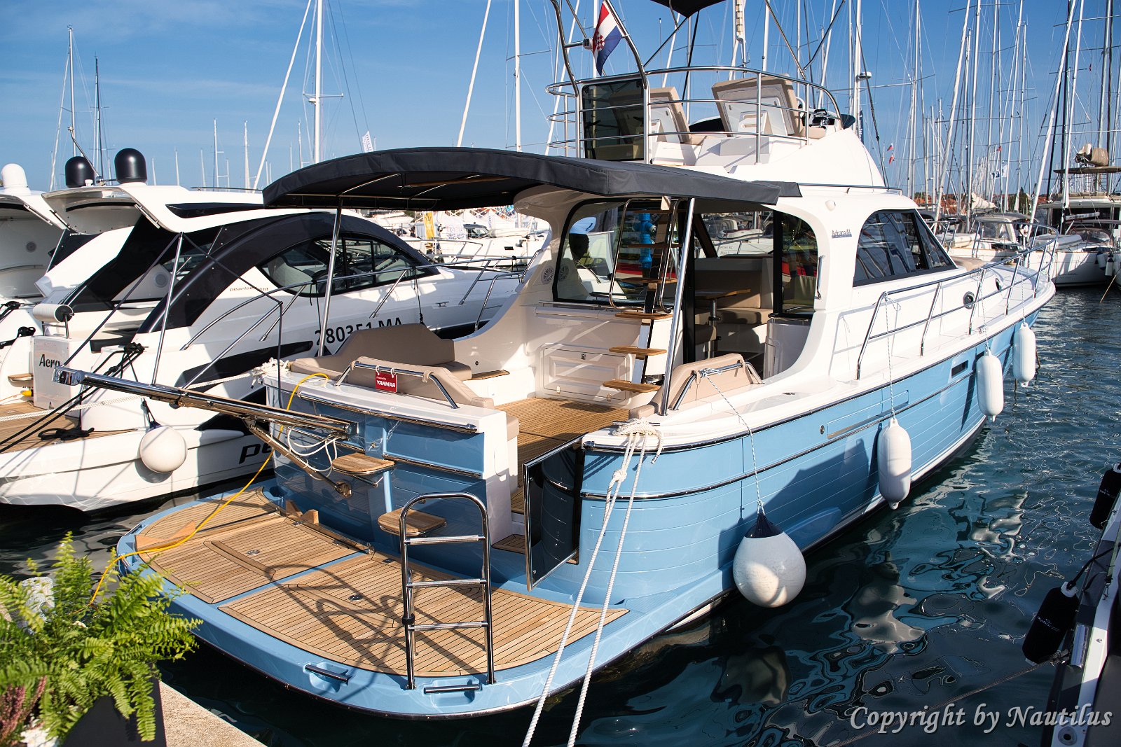 Adriana 44 Fly 'Baby Blue' u Sukošanu Spremna za najam u Marini Dalmacija: Elegantna Adriana 44 Fly 'Baby Blue' vas čeka.