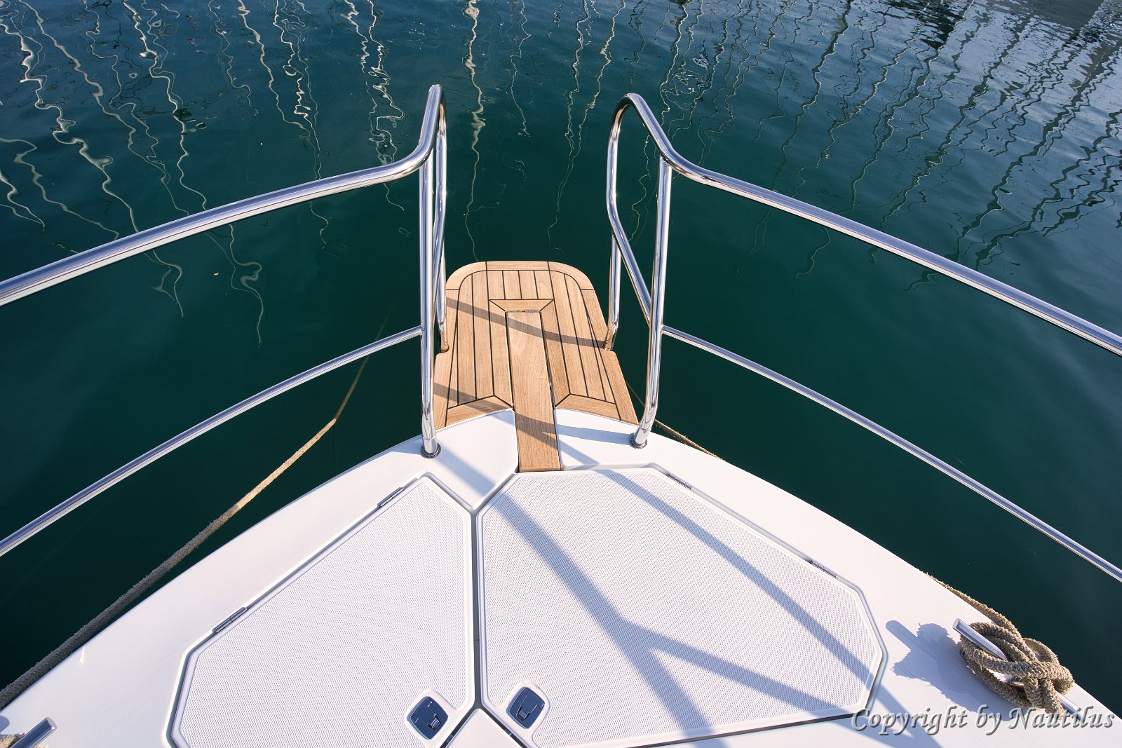 Pramac i detalji tikovine Sigurni i široki bočni prolazi prema pramcu, obloženi visokokvalitetnom tikovinom.