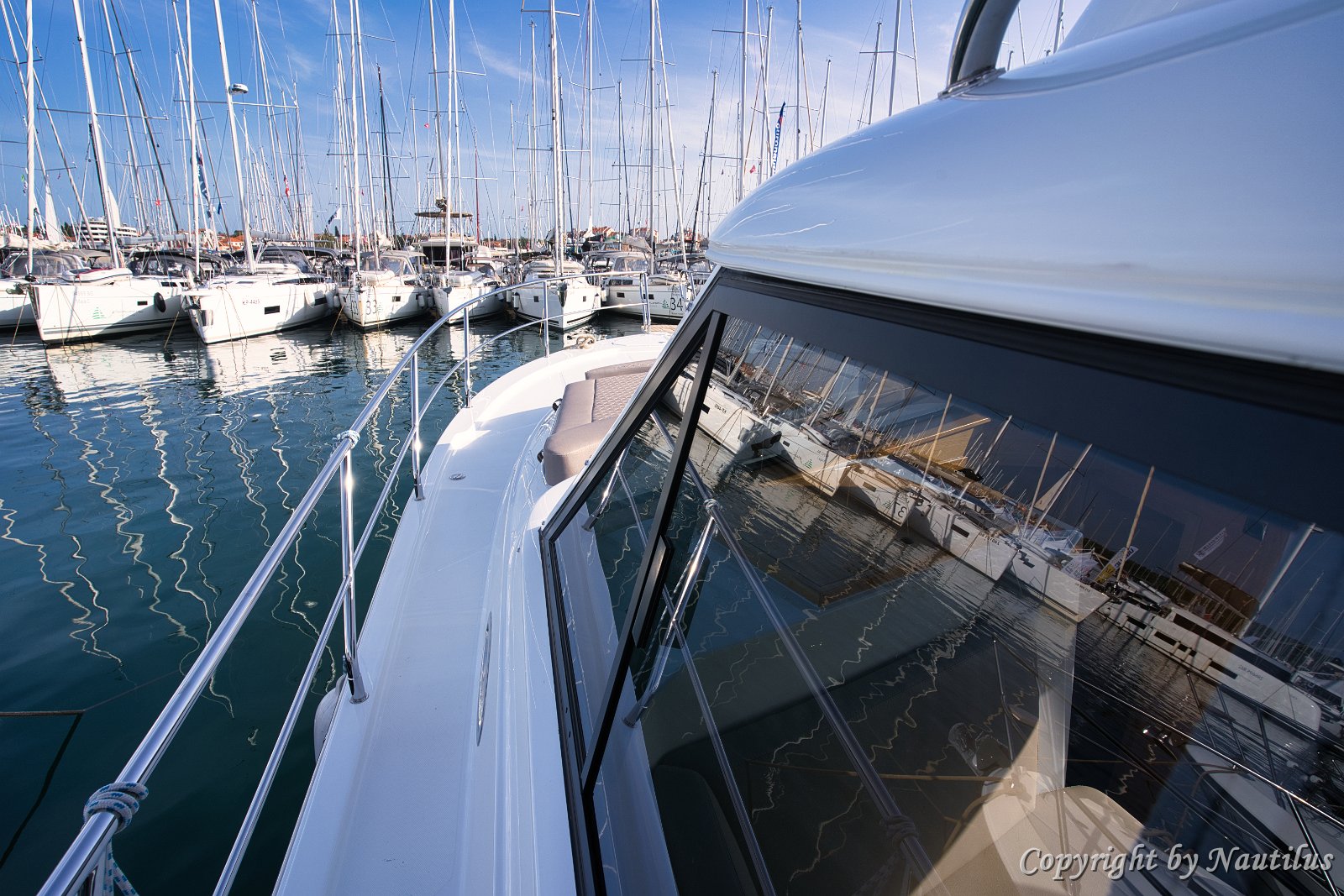 Walkaround paluba Još jedan pogled na sigurne i široke bočne prolaze na Adriani 44.