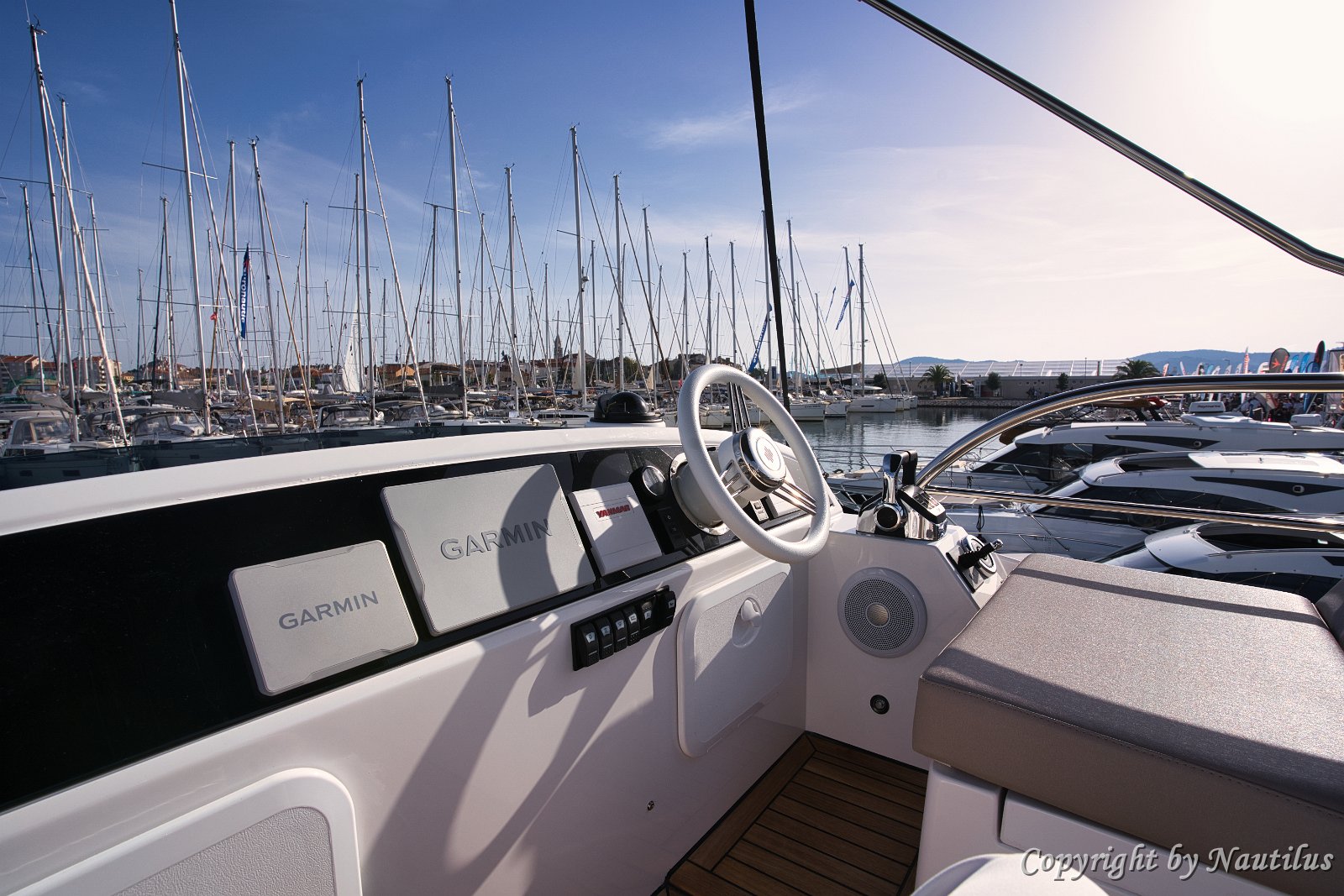 Lounge na gornjoj palubi Pregled rasporeda flybridgea, dizajniranog za druženje.