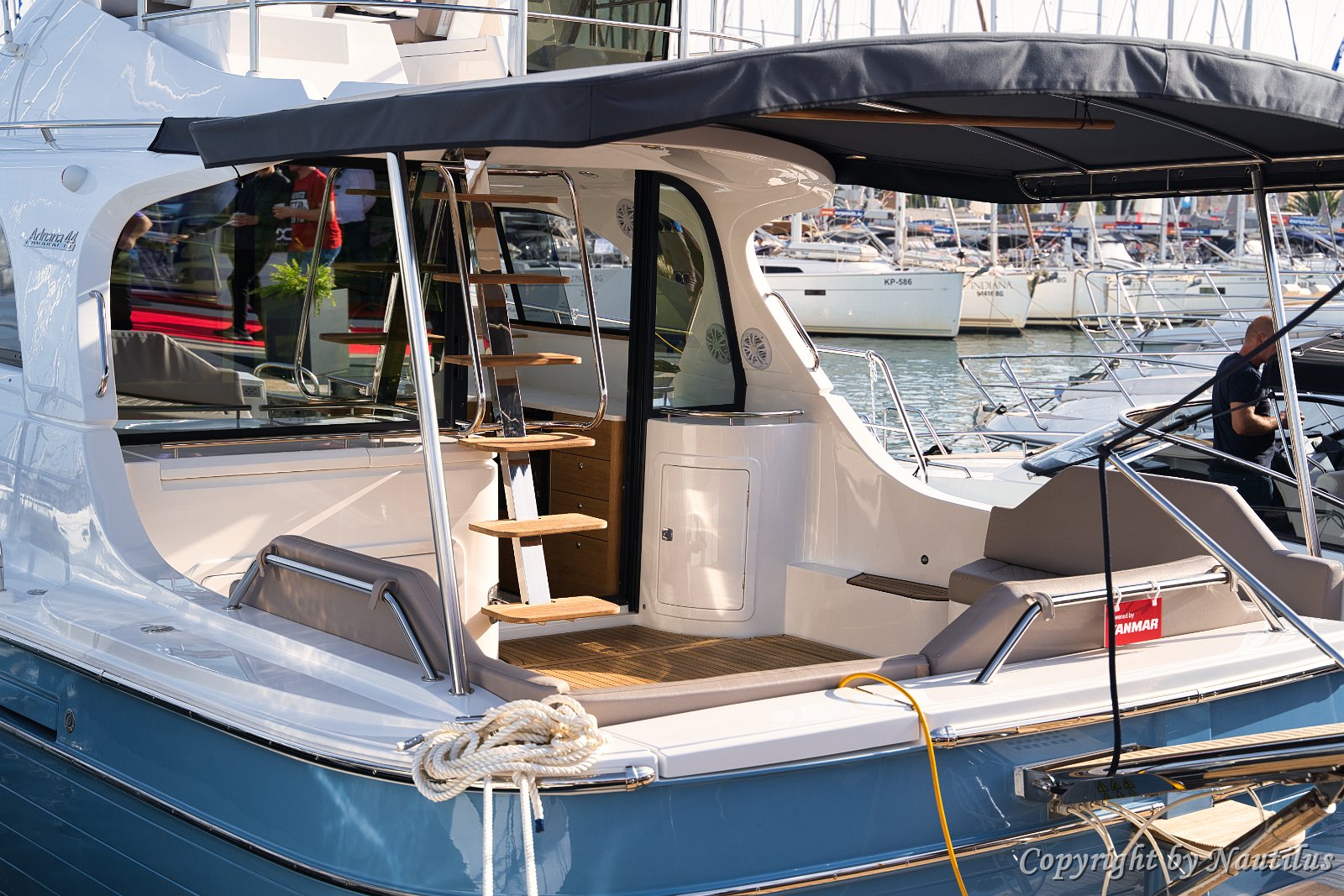 Udobna sjedala u kokpitu Visoki nasloni i udobni jastuci osiguravaju opuštanje u kokpitu.