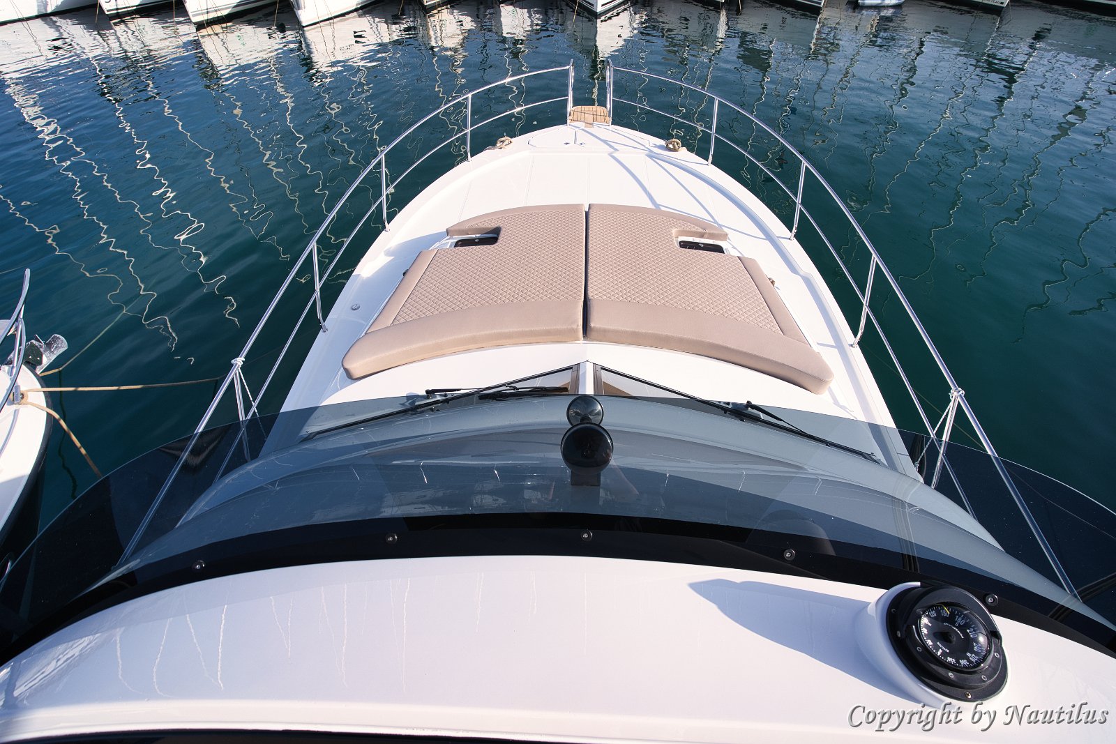 Pogled na pramac Pogled s flybridgea prema pramčanom sunčalištu.