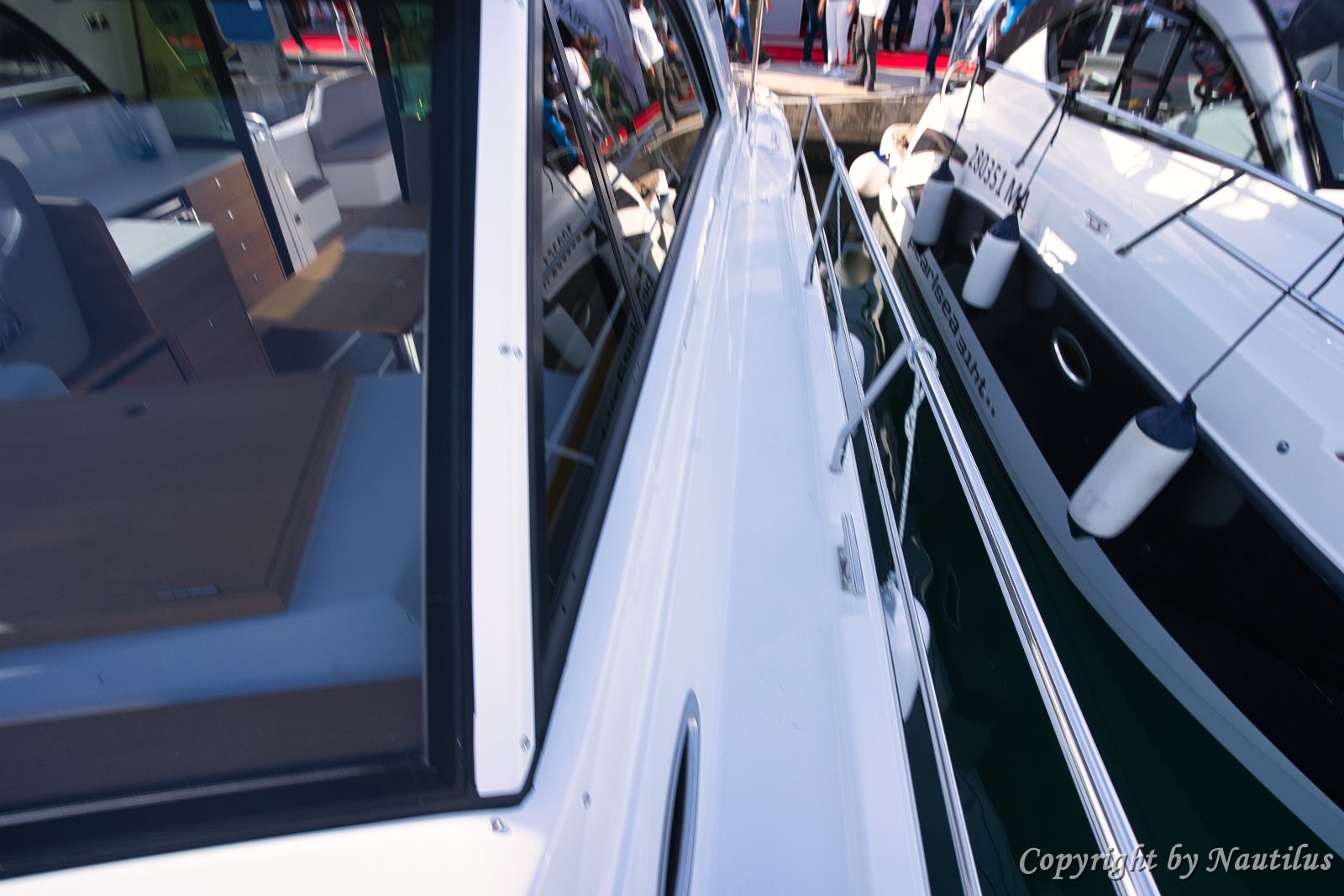 Linije jahte odozgo Pogled odozgo na bočnu palubu i elegantan dizajn trupa.