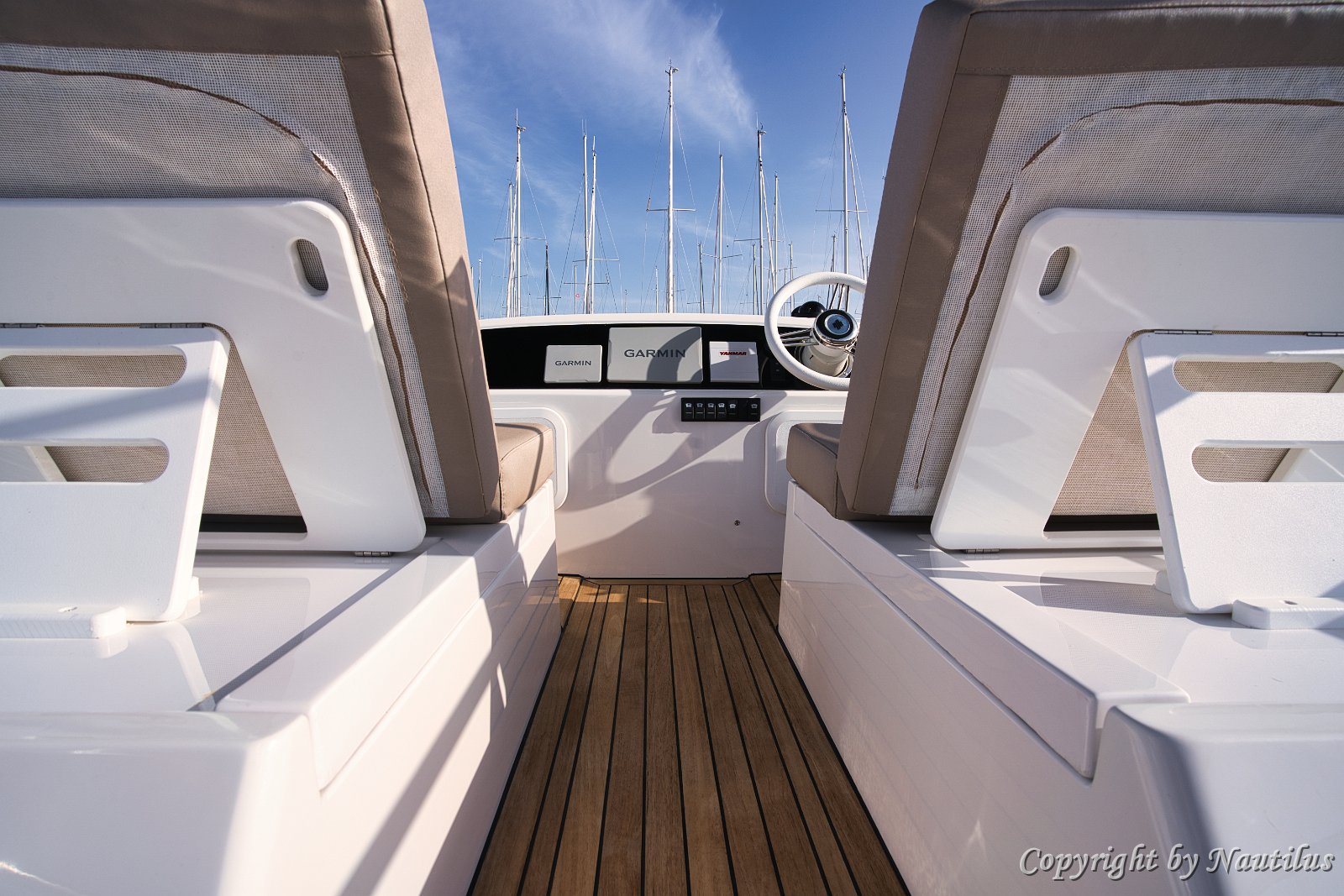 Opuštanje na flybridgeu jahte Adriana 44 Fly Prostrano sunčalište i sjedeća garnitura na katu, najbolje mjesto za uživanje u maestralu.