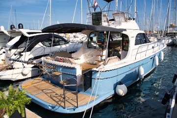 Adriana 44 Fly 'Baby Blue' u Sukošanu Spremna za najam u Marini Dalmacija: Elegantna Adriana 44 Fly 'Baby Blue' vas čeka.