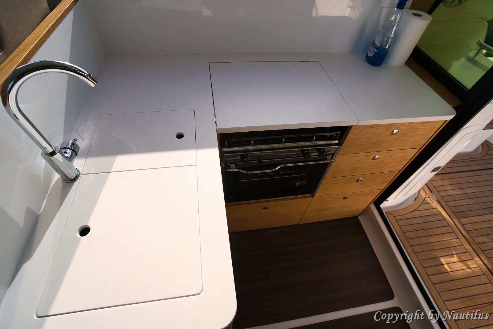 Sadržaji kuhinje Detalj sudopera i radne ploče, praktično smještenih na glavnoj palubi.