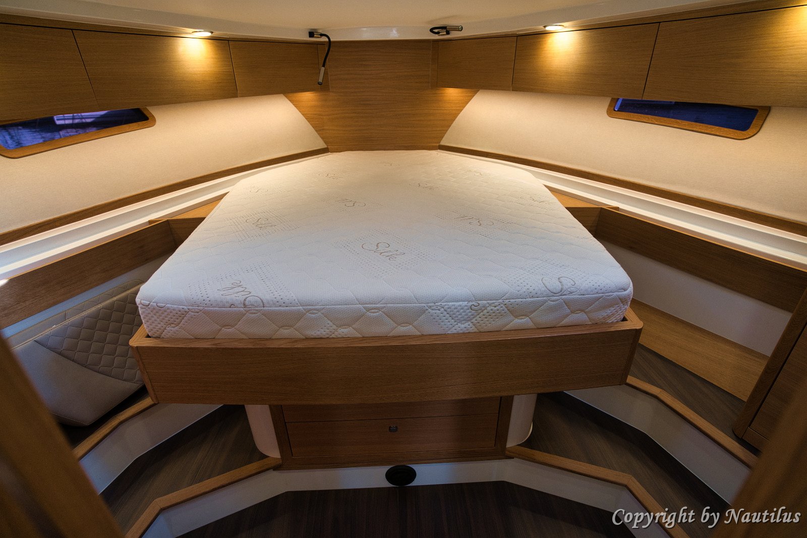 Prostrana pramčana kabina Još jedan pogled na vlasničku kabinu, ističe visinu stropa i ormare.