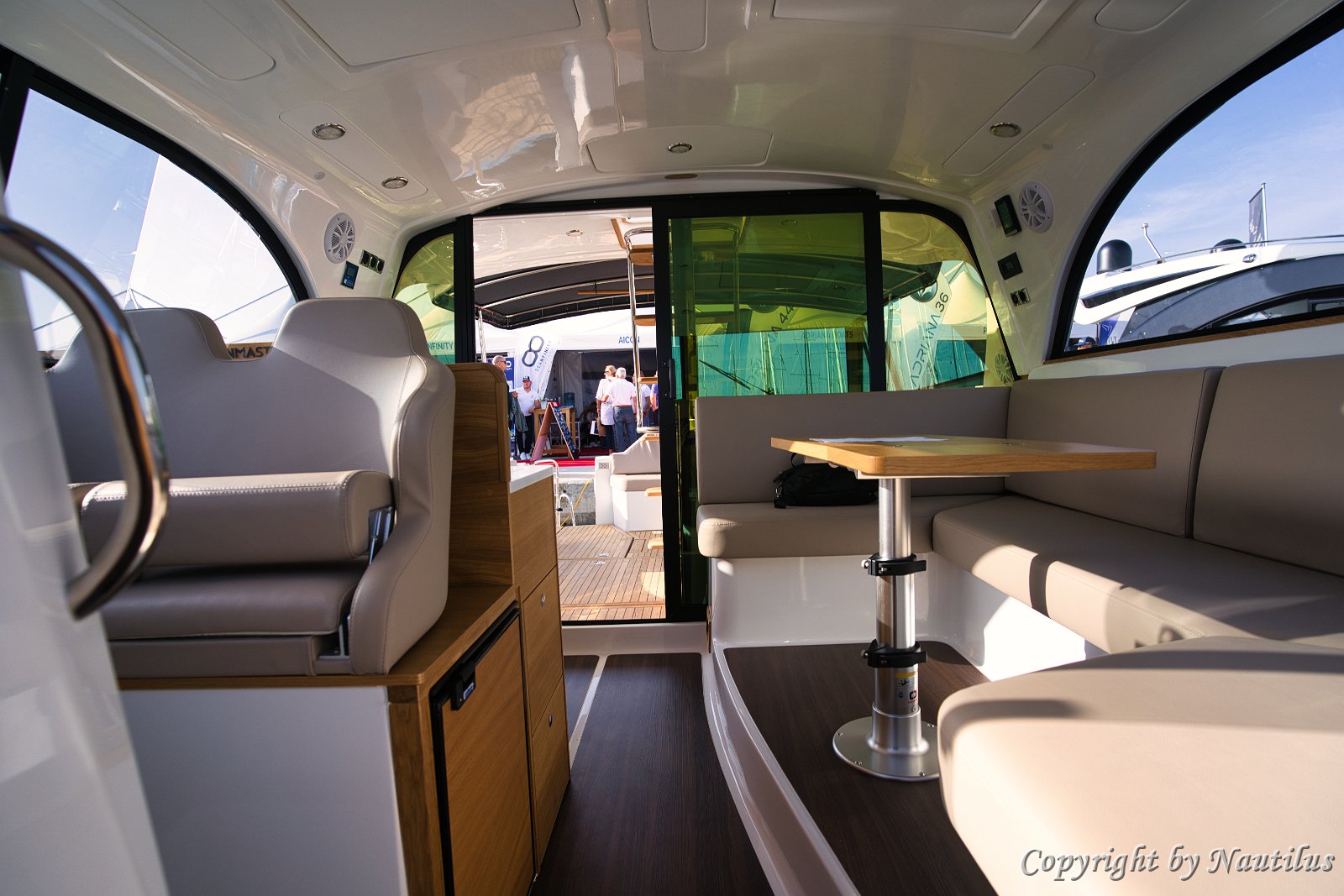 Svijetli salon i pristup kokpitu Velika staklena vrata povezuju kokpit s ugodnim salonom 'Baby Blue'.