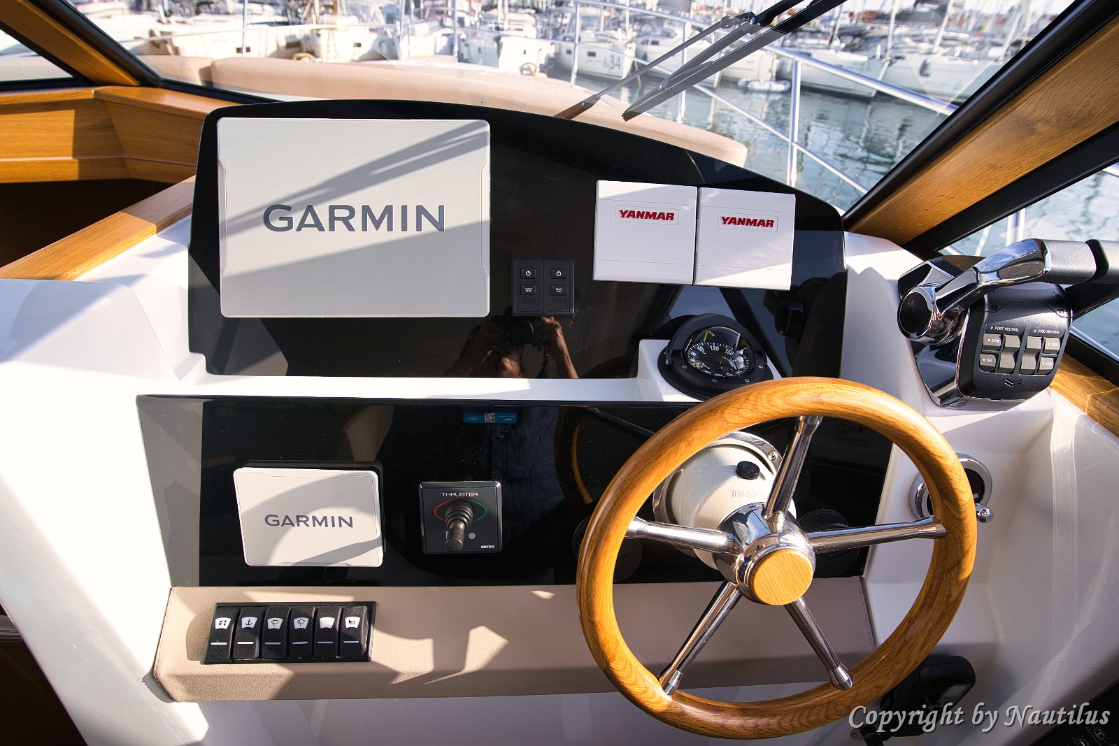 Kapetanov zapovjedni centar Garmin elektronika i precizne kontrole na unutarnjem kormilu Adriane 44 Fly.