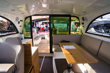 Unutarnja blagovaonica Prostrana sjedeća garnitura oko stola u salonu, savršena za objedovanje unutra.