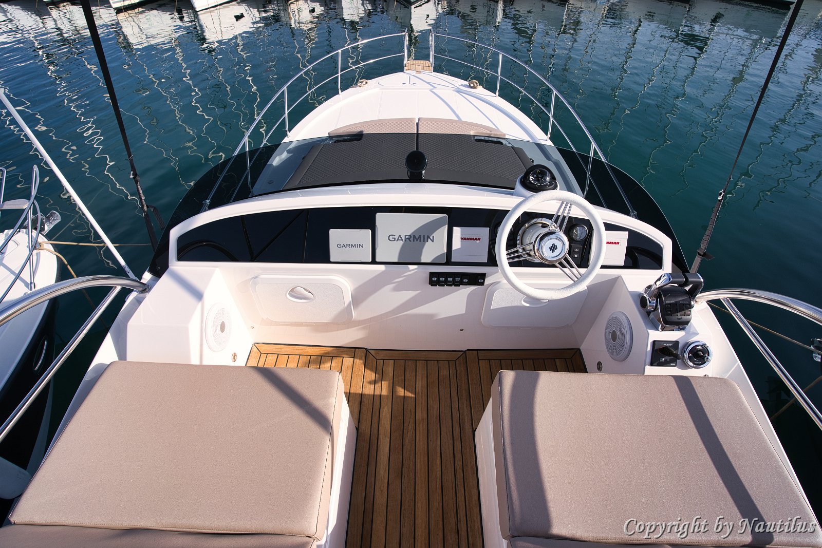 Layout flybridge - 'Baby Blue' Vista completa del ponte superiore, con timoneria e prendisole.