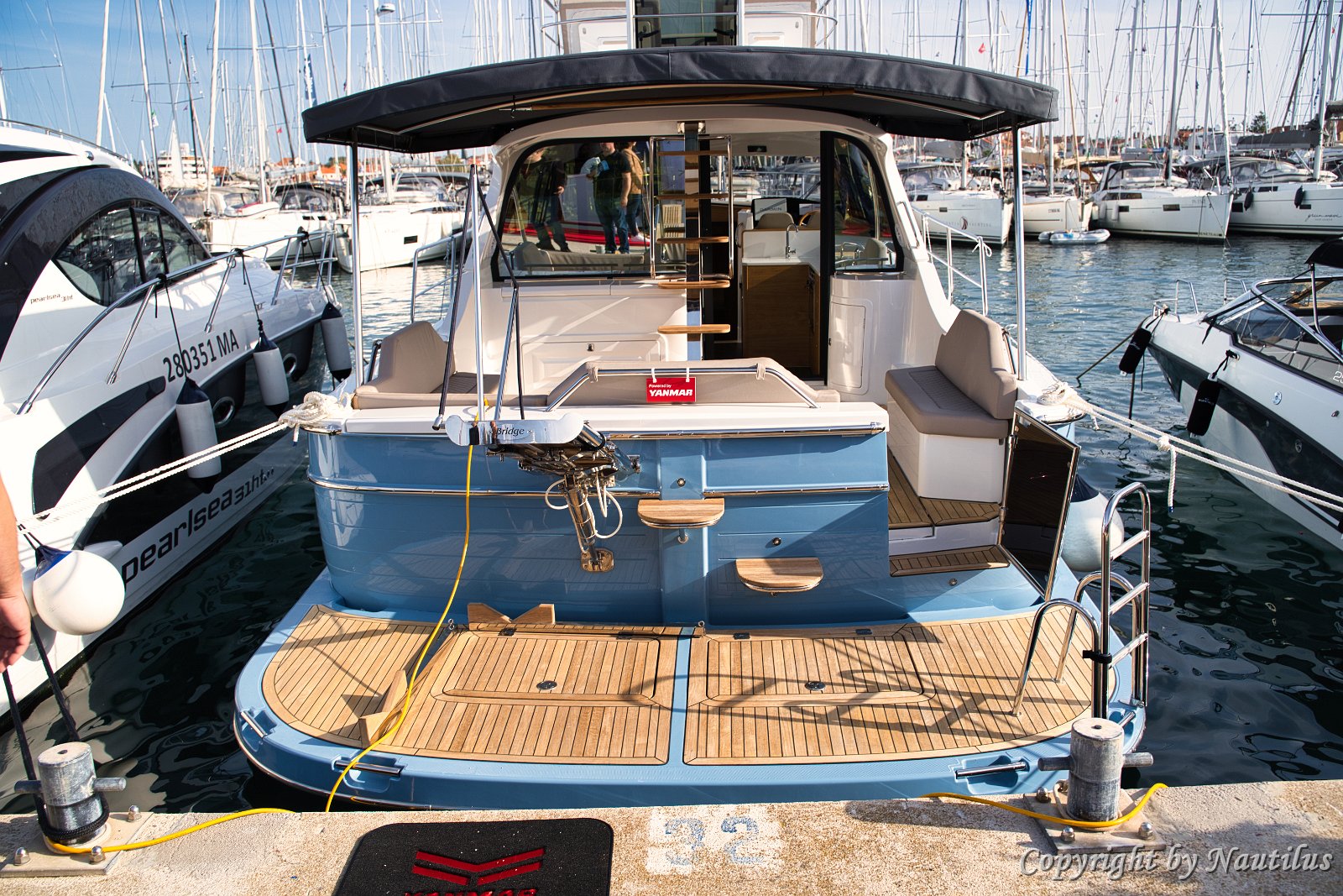 Adriana 44 Fly Charter Croazia Barca spaziosa per crociere con la famiglia in Croazia.