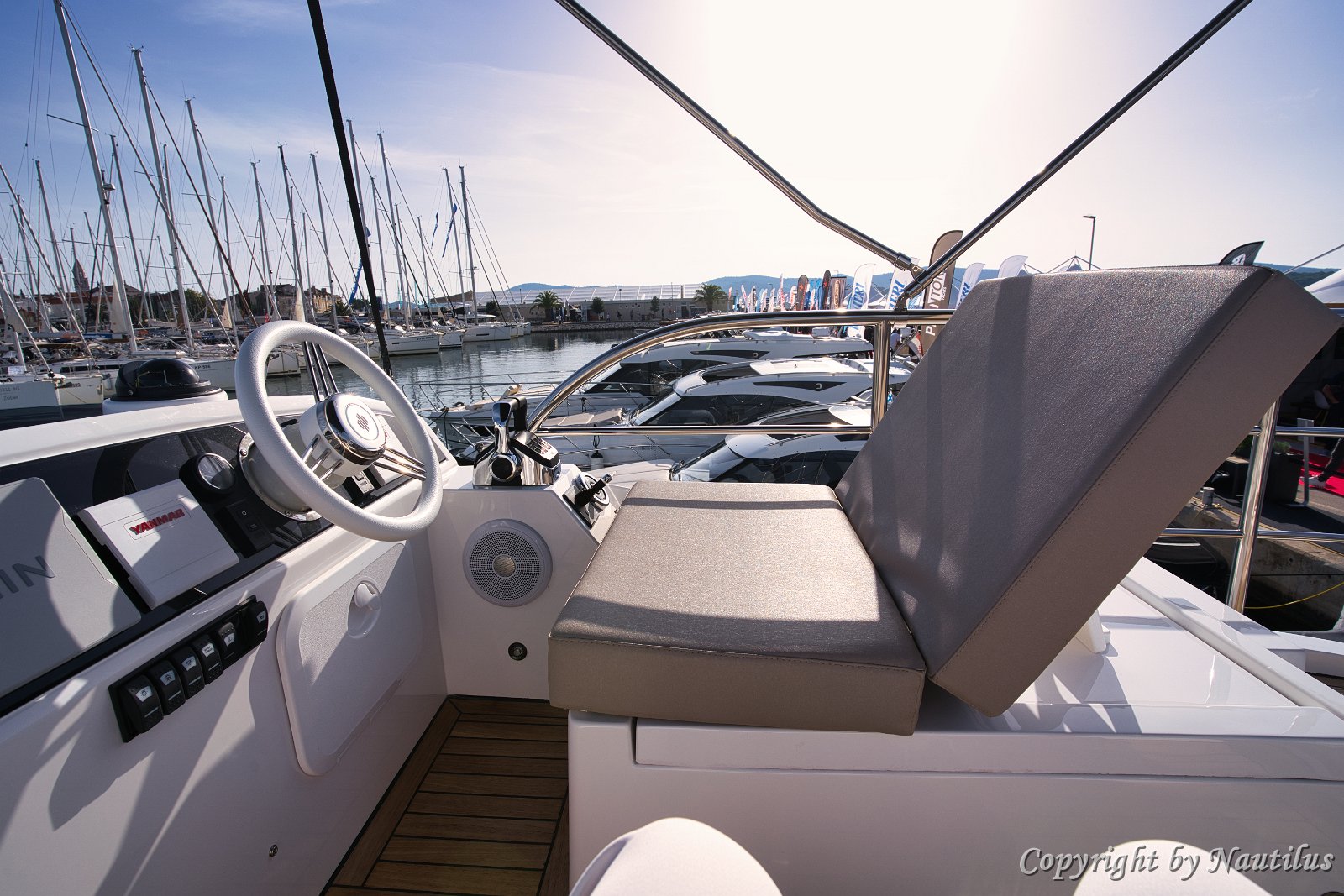 Vista del capitano dal flybridge Naviga 'Baby Blue' con un'eccellente visibilità dalla postazione di guida superiore.