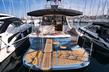 Pronti per l'imbarco - 'Baby Blue' Vista di poppa, passerella idraulica e facile accesso al pozzetto.