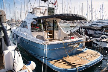 Profilo Yacht 'Baby Blue' Linee classiche in stile 'lobster' combinate con il comfort moderno del flybridge.