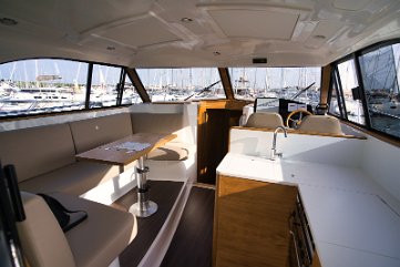 Salone - Adriana 44 Fly Genießen Sie Ihre Mahlzeiten im geräumigen Salon.