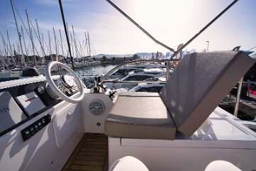 Vista del capitano dal flybridge Naviga 'Baby Blue' con un'eccellente visibilità dalla postazione di guida superiore.