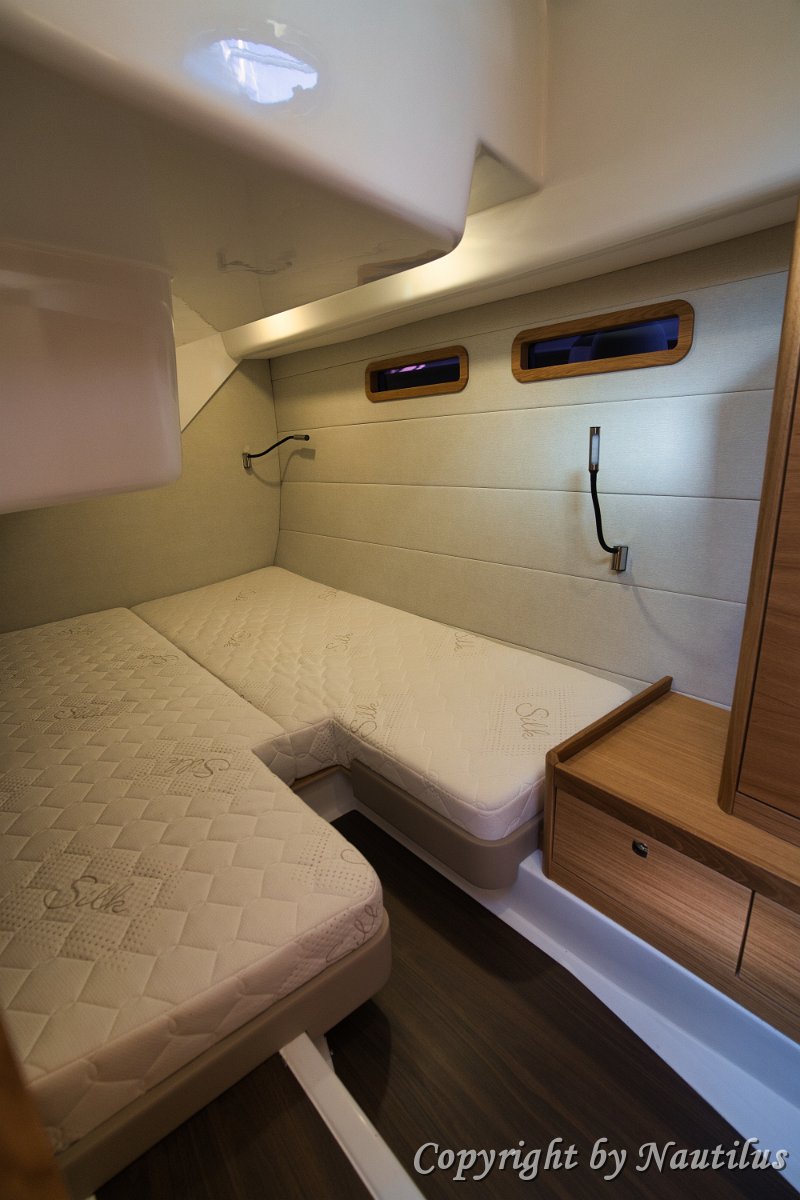 Zona notte accogliente Sistemazione aggiuntiva per ospiti che massimizza la capacità dell'Adriana 44 Fly.