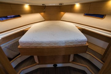 Spaziosa cabina di prua Un'altra vista della cabina armatoriale, evidenzia l'altezza e gli armadi.