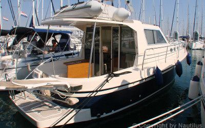 Motor yacht charter in Croatia - Adria 1002 Vektor