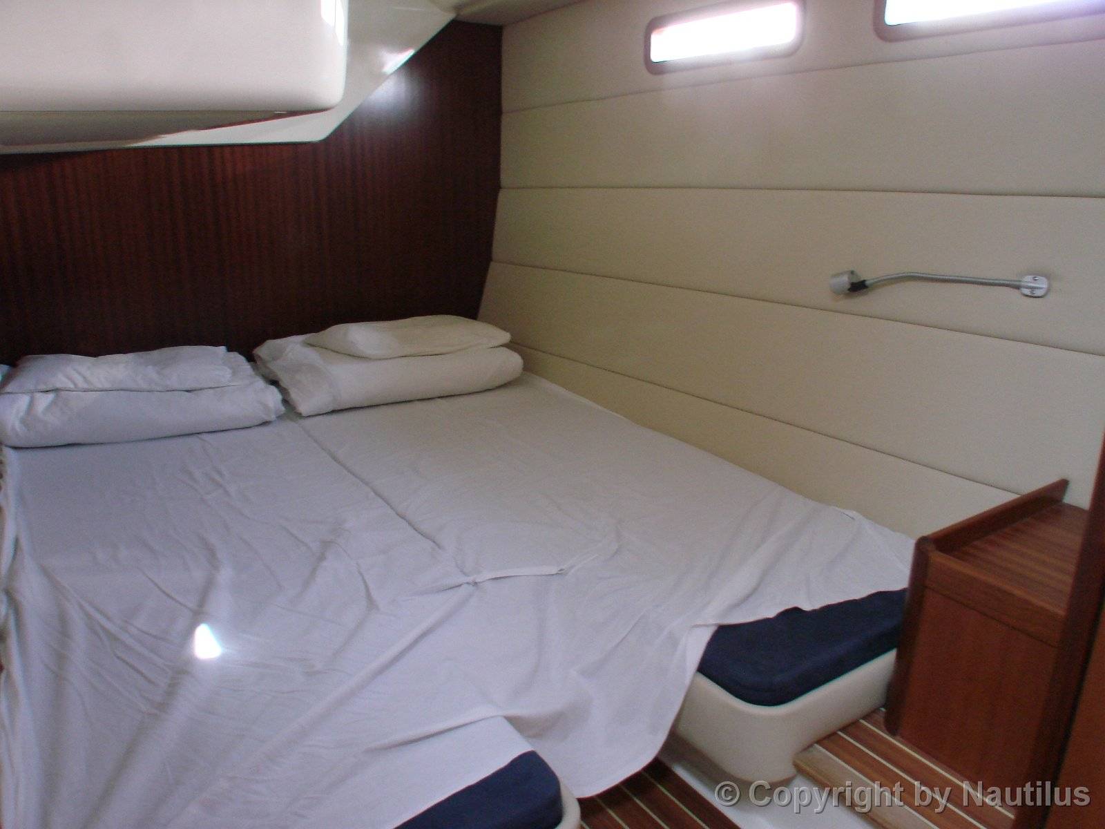 SAS Vektor Adriana 44, versione charter, 3 cabine, cabina laterale