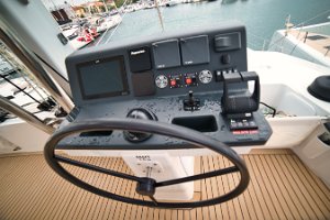 bali-58-flybridge-helm-007