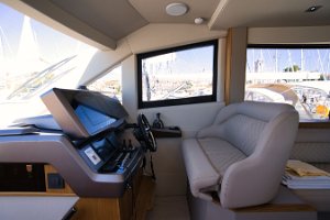 galeon-480-fly-helm-010