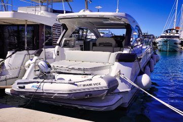 Tendergarage / Stauraum Die Heckplattform nimmt das Highfield-Dinghy problemlos auf, bereit für Landausflüge.