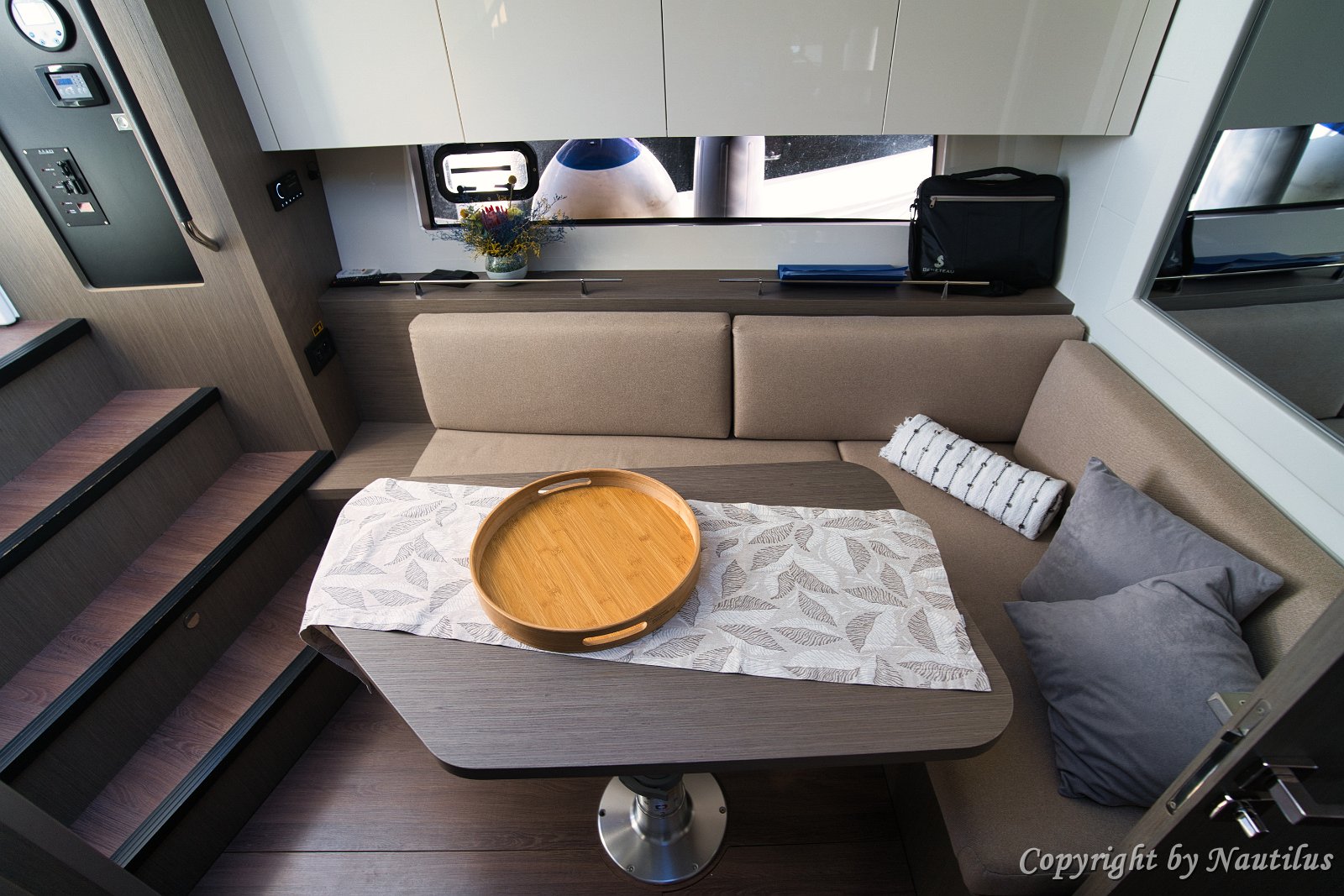 Innenlounge - Beneteau GT 41 Das L-förmige Sofa im Salon bietet einen komfortablen Rückzugsort mit Klimaanlage.