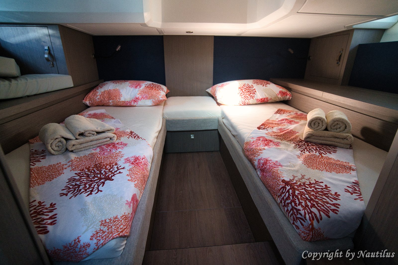 Layout der Achterkabine Ein weiterer Winkel der Gästekabine zeigt die großzügige Stehhöhe und das gemütliche Ambiente.