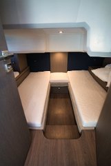 Flexible Unterkunft - GT 41 Die Gästekabine erstreckt sich über die gesamte Breite der Yacht und maximiert den Raum.