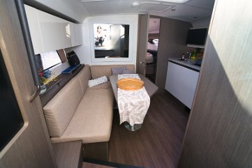 Entspannen unter Deck Der Salon der 'Miami Vice' ist ein idealer Ort zum Lesen oder Planen der Route.