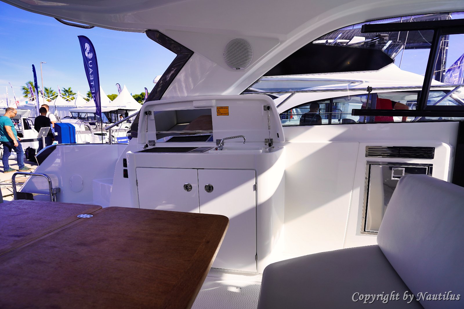 Cockpit Wetbar Station Günstig gelegene Wetbar im Salonbereich, hält Erfrischungen in der Nähe der Sitze bereit.