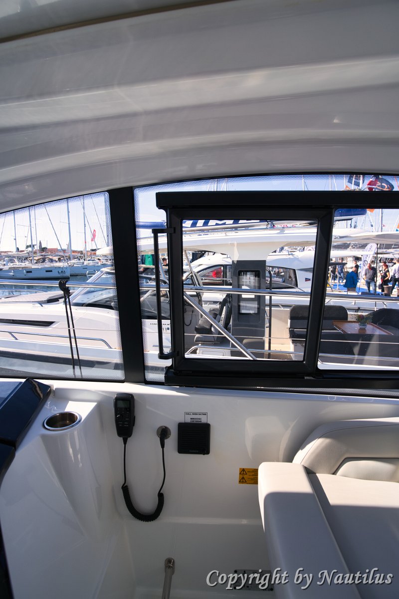 Elektrische Seitenfenster Große elektrische Fenster ermöglichen eine hervorragende Belüftung und Verbindung zum Meer.