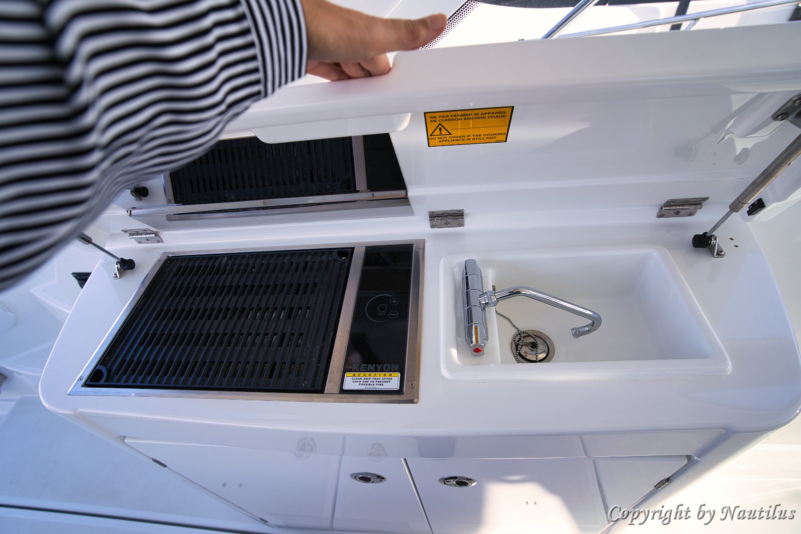 Cockpit Grill & Spüle Offene Wetbar mit Elektrogrill und Spüle, perfekt für die Zubereitung des Mittagessens vor Anker.