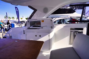 Cockpit Wetbar Station Günstig gelegene Wetbar im Salonbereich, hält Erfrischungen in der Nähe der Sitze bereit.