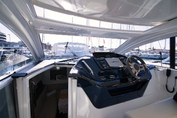 Sportliches Helm-Design Die Fahrposition bietet perfekte Sicht und Kontrolle für den Skipper.