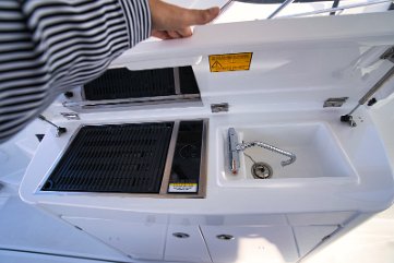 Cockpit Grill & Spüle Offene Wetbar mit Elektrogrill und Spüle, perfekt für die Zubereitung des Mittagessens vor Anker.