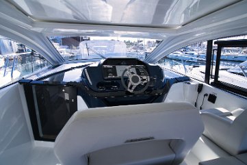 Armaturenbrett Ergonomie Raymarine-Elektronik und Motorsteuerungen sind intuitiv für eine einfache Handhabung platziert.